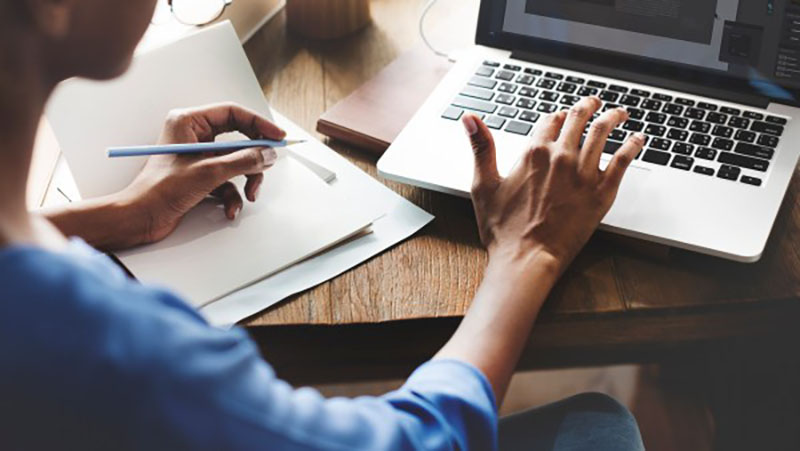 Дівчина за ноутбуком