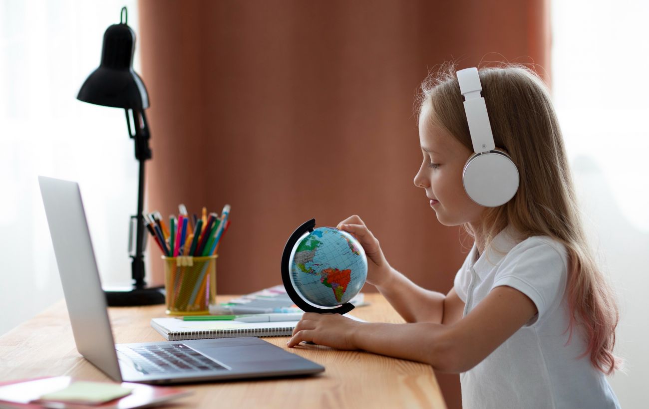 Дівчинка з глобусом