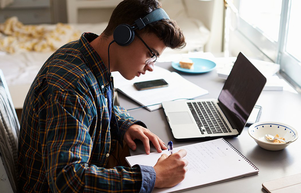 Хлопець з ноутбуком